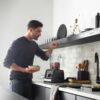 homme utilisant un blender vitamix