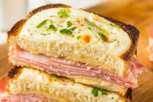 Recette de croque-monsieur façon chef étoilé. Pain avec jambon et emmental.