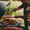 préparation de ribs sur un kamado the Bastard