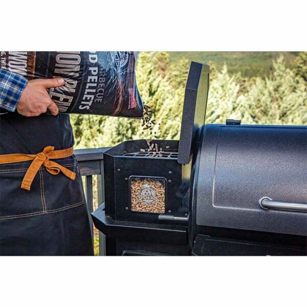 rechargement en pelets du Barbecue à pellets PRO Series 1150 Pit Boss