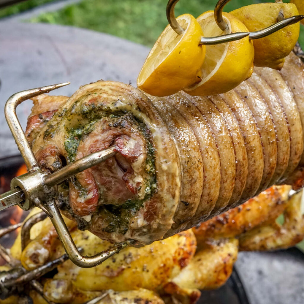 Poitrine de porc Duroc farcie au pesto maison au braséro | Le Repaire du Chef recette poitrine de porc au braséro