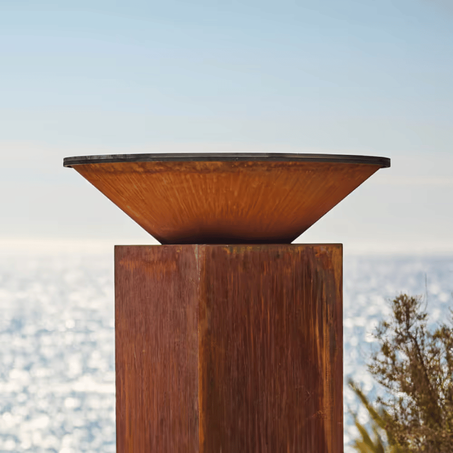 Brasero plancha Ofyr Classic 85 en acier corten en situation sur une terrasse