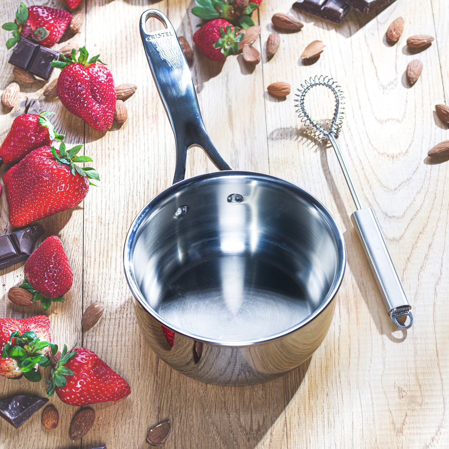 Casserole inox Castel’Pro Cristel en cuisine – dessert fraises chocolat